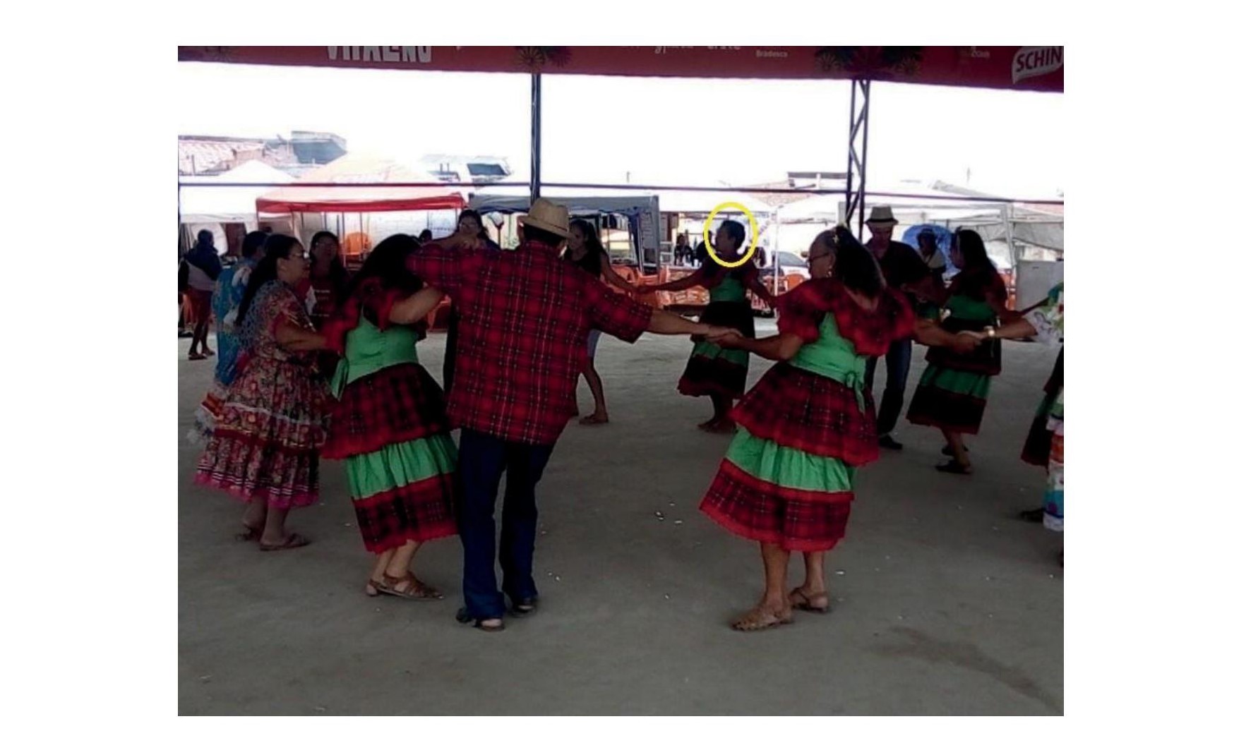 Fig. 7: Dona Mi&uacute;da puxando a mazurca, mas sem entrar no meio da roda
(destacada com um c&iacute;rculo amarelo). 