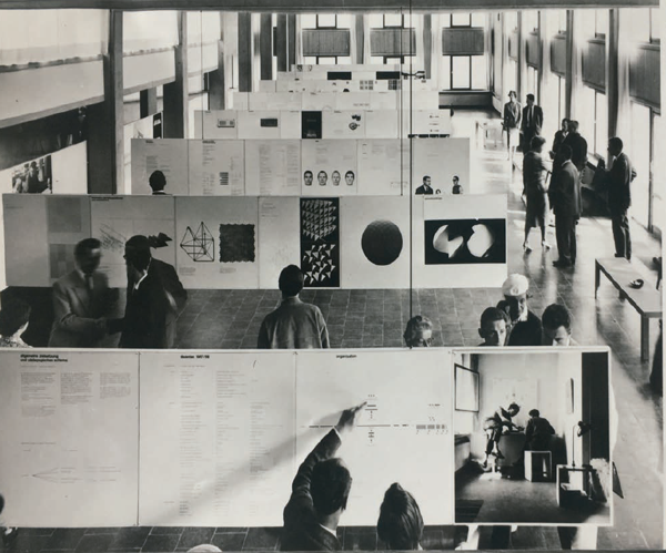 Exposición de trabajos de los estudiantes y profesores en el comedor y sala de conferencias de la HfG de 1958. 