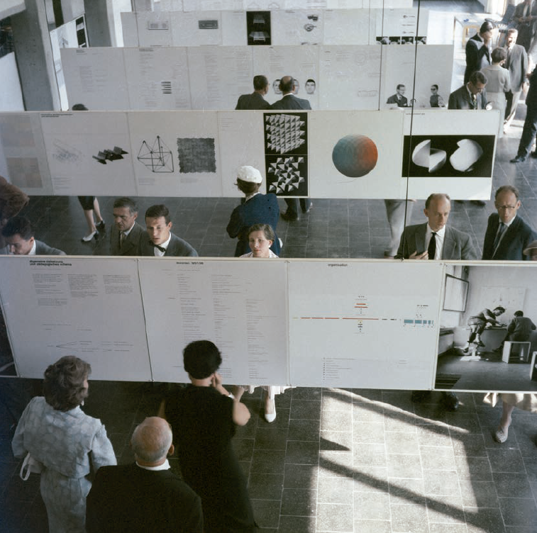 Exposición de trabajos de los estudiantes y profesores en el comedor y sala de conferencias de la HfG de 1958. 