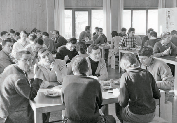 Parte del espacio que ocupa la exposición, la Mensa, comedor de estudiantes, 1959. 