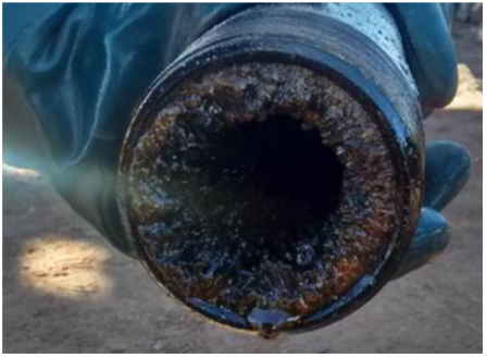 Crecimiento radial
de incrustaciones en tubing de producción de 2 7/8” en el pozo AB.x-1, con impregnación de hidrocarburos y una
oclusión aproximada del 50%.