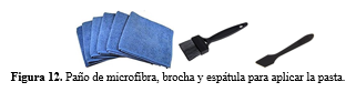 Paño
de microfibra, brocha y espátula para aplicar la pasta.