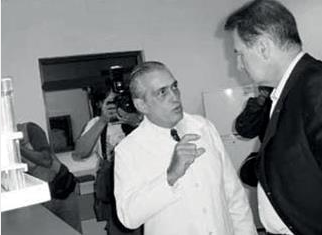  Dr. Mario Granda, Director del Instituto de
Medicina Deportiva y Jacques Rogge
Presidente del Comité Olímpico Internacional durante una visita al Laboratorio en el año 2002. 

 