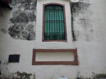 Muro
del antiguo edificio al fondo del patio de la Academia, con tarja que reza.