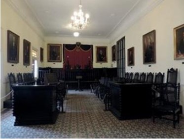 Sala Real Academia en la actualidad con el
mobiliario de finales del siglo XIX.