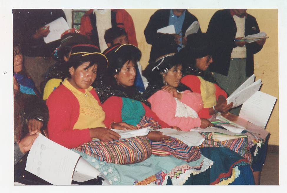 EN BUSCA DE OPORTUNIDADES HOMBRES Y MUJERES DE HUANCAVELICA.