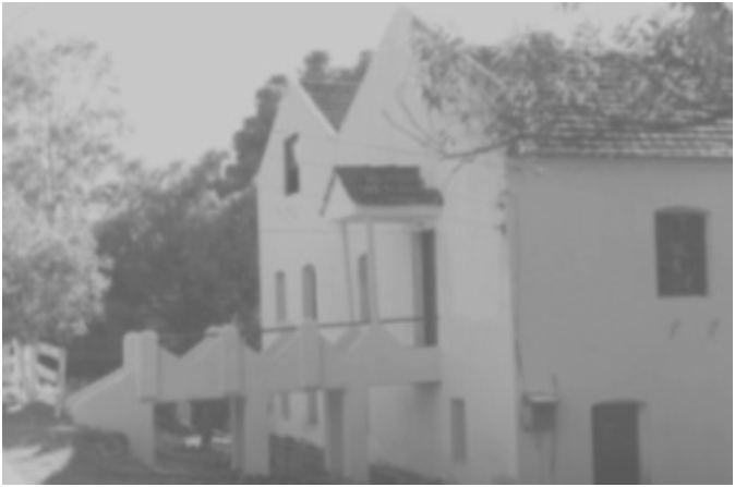 Casa em estilo
colonial situada na margem direita do Arroio do Ouro, no sentido Leste/Oeste.
