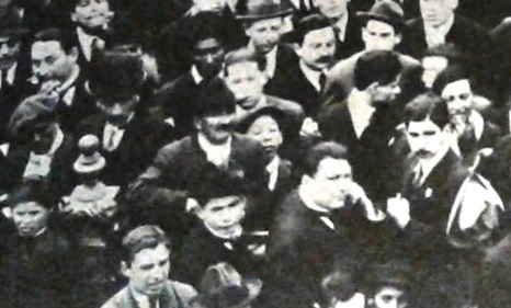 Detalle de uno de los actos obreros ? estudiantiles en la Plaza Vélez Sarsfield de Córdoba, agosto de 1918