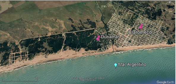 Vista
aérea de los balnearios. Separados por el arroyo Claromecó: a la izquierda, el
proyecto de “barrio-parque” Dunamar, y a la derecha,
Claromecó. A la izquierda del trazado urbano de Dunamar
y a la derecha del de Claromecó pueden observarse, por un lado, cadenas
medanosas y, por el otro, zonas parcialmente forestadas 

 