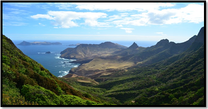 Paisaje actual de la Isla Robinson Crusoe al fondo la Isla Santa Clara, se aprecia las diferencias paisaj&iacute;sticas producto de los factores naturales y antr&oacute;picos que han incidido en su configuraci&oacute;n
