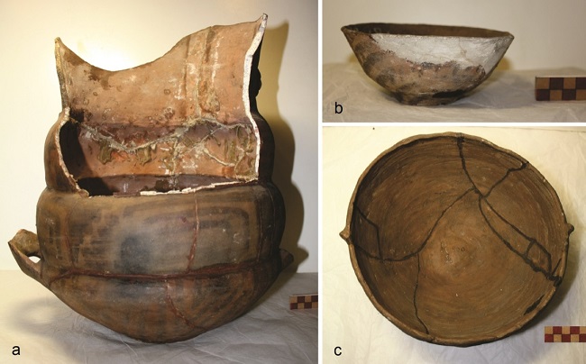  Ejemplos de la restauración de piezas de La Paya de la
colección del Museo de Antropología y Etnografía “Pedro El Grande” (Kunstkamera),
Academia Rusa de Ciencias, Colección Nº 1481. a. Urna de tres cinturas con encolado (1481-64), b. Escudilla santamariana con
aplicación de yeso (1481-52), c.
Escudilla sin decoración con encolado (1481-56)
