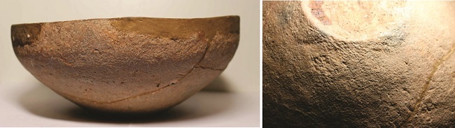 Vasija de La Paya de la colección del Museo de
Antropología y Etnografía “Pedro El Grande” (Kunstkamera), Academia Rusa de
Ciencias, Colección Nº 1481. Cuenco santamariano con detalle de improntas
textiles en la superficie externa (1481-69)