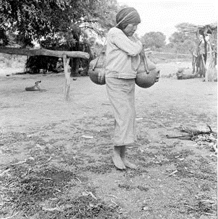 Mujer Mataco portando una botija en forma cóncava