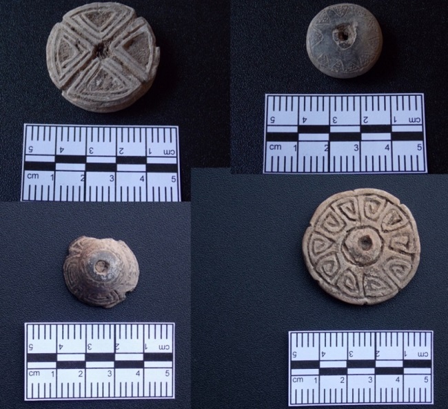Torteros con decoración incisa procedentes de
    investigaciones propias en Sequía Vieja y Mancapa (fotografías de Sara
    López Campeny).