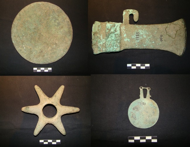 Objetos de metal hallados en la región (colección
    del Museo “Emilio y Duncan Wagner”, hoy depositados en el Centro de
    Interpretación y Conservación del Patrimonio Cultural de Santiago del
    Estero). Los dos de arriba son de raigambre valliserrano y los de abajo
    incaicos. Identificación y fotografía Carlos I. Angiorama