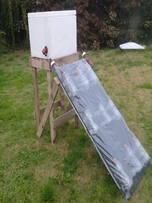 Imagen 1. Colector solar para agua caliente sanitaria. Taller con vecinos