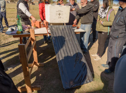 Imagen 1. Colector solar para agua caliente sanitaria. Taller con vecinos