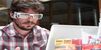 Usuario realizando prueba con el  eye-tracking. 