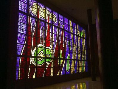 Vitral de Fernand Léger en el hall de la Biblioteca Central.