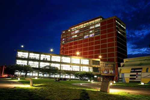 Biblioteca Central de noche.