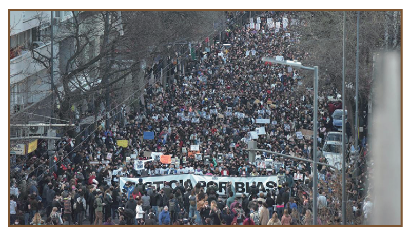La
imagen corresponde a la marcha realizada en memoria del joven Valentín Blas
Correas, quien perdió la vida en manos de la violencia policial