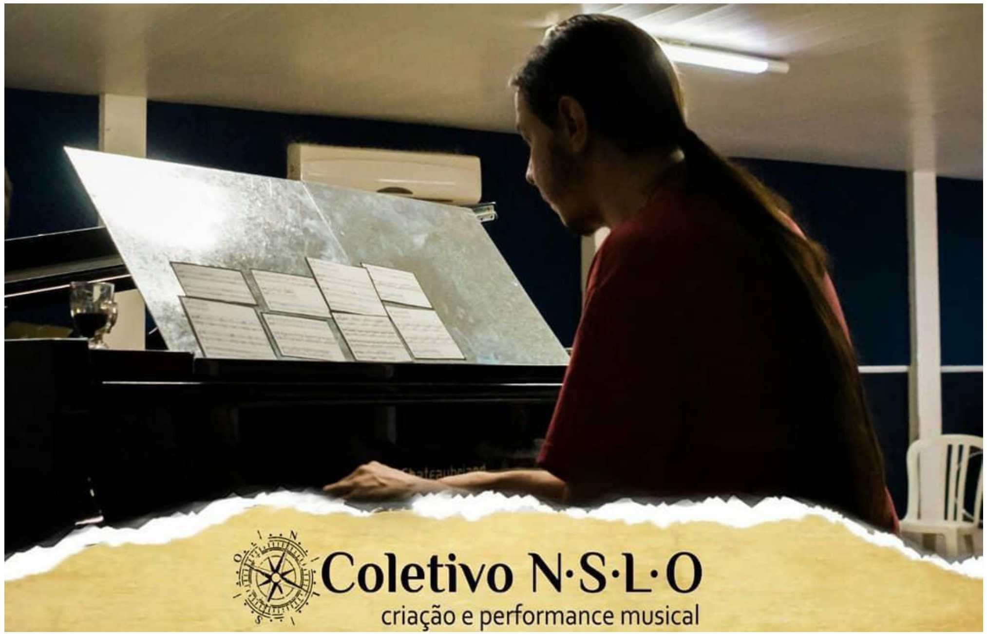 Fig. 3: Dario com chapa metálica e os módulos impressos em cartões com manta magnética ao piano, durante uma performance de ...sururus...