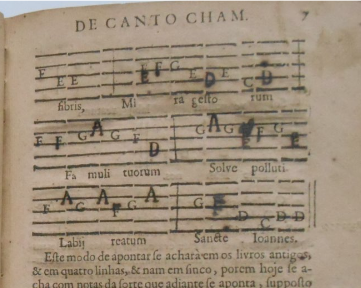  Detalhe da correção manuscrita no exemplar de Arte do Cantochão, de Villa-Lobos (1688), do acervo de obras raras da Biblioteca Fran Paxeco.