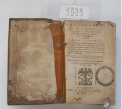  Exemplo de marcador de datação em Sacrosancti et Oecumenici Concilii Tridentini (1580), na Seção de Obras Raras da Biblioteca Fran Paxeco.