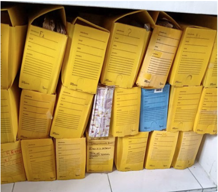 Caixas de pl&aacute;stico corrugado utilizadas para acondicionamento das fontes musicais do acervo da Banda de M&uacute;sica da 10&ordf; Regi&atilde;o Militar