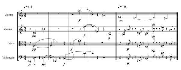  Justaposição de dois fragmentos escritos por Webern (quatro primeiros compassos do primeiro movimento do Quarteto de Cordas Op. 28) e Schoenberg (compassos 254-255 do Quarteto de Cordas n. 4, Op. 37)