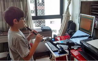 AMI jogando JoyTunes com a sua flauta doce (modelo Yamaha 314B).