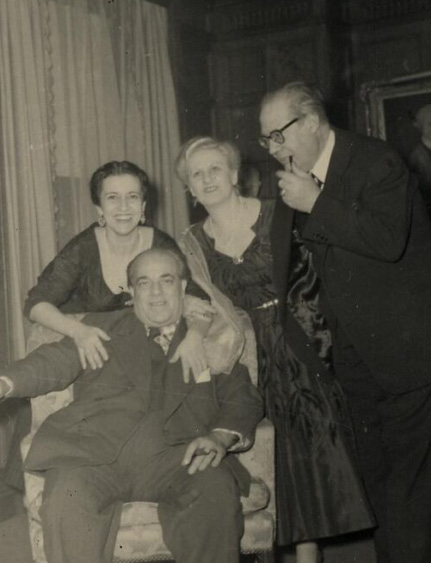  Villa-Lobos (sentado), Olga Praguer Coelho, Arminda Villa-Lobos e Andrés Segovia, registro de março de 1958. 
