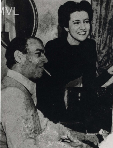  Villa-Lobos ao piano e a soprano Olga Praguer Coelho, registro de 1953.
