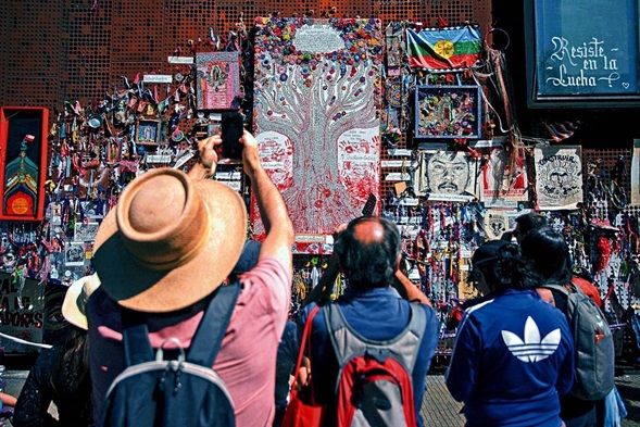 “Chile despertó, un ‘tour’ de arte inspirado
por la revuelta”.