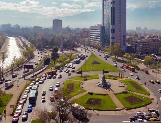 Plaza Baquedano, vista poniente a oriente. Fotografía, Enterreno,  2015 (Amaro, 2018).