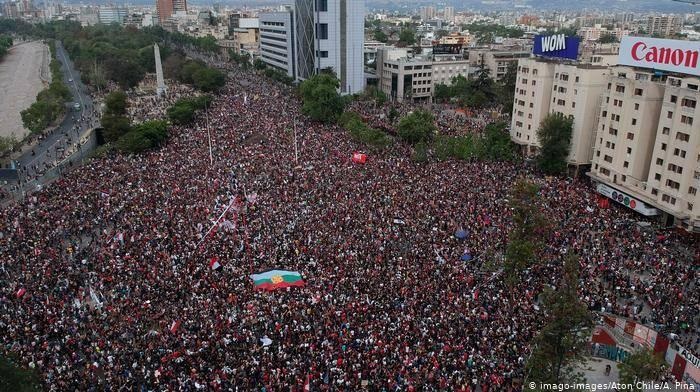 Marcha del viernes 25 de octubre en Plaza Dignidad, Fotografía DW  Agencia (“La marcha…”, 2019).