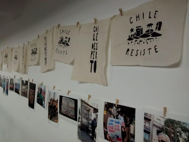 Serigraf&iacute;as de Florencia Basso &ldquo;Chile Despert&oacute;&rdquo; y Emilia Nieto  &ldquo;Chile Resiste&rdquo;. Exhibici&oacute;n de fotograf&iacute;as tomadas durante las  movilizaciones por compa&ntilde;erxs, graduadxs y estudiantes chilenxs de  la Maestr&iacute;a en Historia y Memoria y el Doctorado en Historia