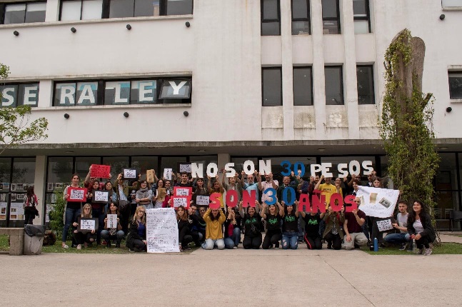 Cartel con letras y n&uacute;meros individuales. Primera Jornada de  visibilidad y solidaridad con Chile, patio central de la FaHCE, UNLP,  1 de noviembre de 2019, Ensenada, Buenos Aires, Argentina.