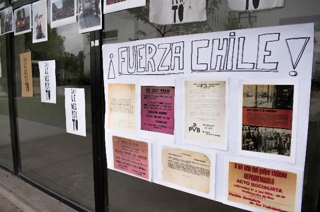 Exposici&oacute;n  de copias de documentos de los comit&eacute;s de solidaridad con Chile  (COMACHI) de 1973 y 1974 reunidos por la Direcci&oacute;n de Inteligencia  de la Polic&iacute;a de la Provincia de Buenos Aires, gentilmente cedidos  por la Comisi&oacute;n Provincial por la Memoria, Archivo de la ex DIPPBA