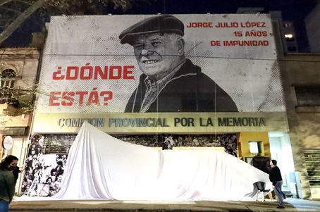 Gigantograf&iacute;a
inaugurada en el marco de la actividad organizada por la CPM, la UNLP y el Programa de Apoyo a Juicios. 
