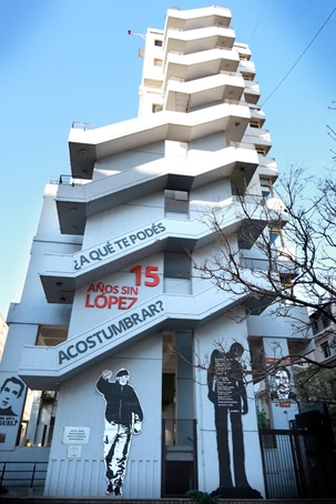 Cambio
de n&uacute;mero del mural emplazado en el edificio Sergio Karakachoff. 