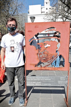 Rub&eacute;n L&oacute;pez junto a la escultura y placa inauguradas. 