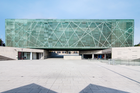 Fotografía exterior
del Museo. Es posible observar su transparencia, además del patio exterior
donde se encuentra, inscrita en cobre, la Declaración Universal de Derechos
Humanos
