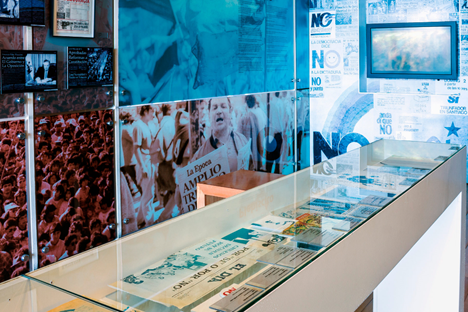 Fotografía de la
exhibición permanente. Es posible observar la utilización de documentos como
pruebas de realidad que articulan el relato factual del Museo