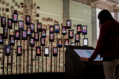 Fotografía de la
instalación. Los testimonios contemporáneos de vulneración de derechos humanos
en las pantallas interactivas se superponen a las fotografías de detenidos
desaparecidos y ejecutados políticos durante la dictadura