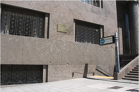 Fachada del Palacio de Hacienda sobre Hipólito Yrigoyen,
con sus “heridas” y la placa conmemorativa
