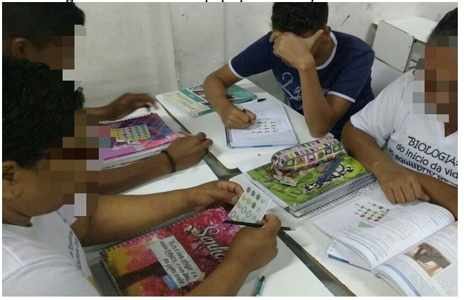 alunos em equipe para resolução da atividade