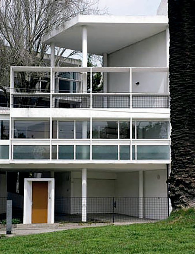 Figura 2. Vista persp&eacute;ctica mediante proyecciones c&oacute;nicas,fotograf&iacute;a, de la fachada de la casa Curutchet. Esta imagen responde a una promesa de cierta habitabilidad, aceptada contextualmente.