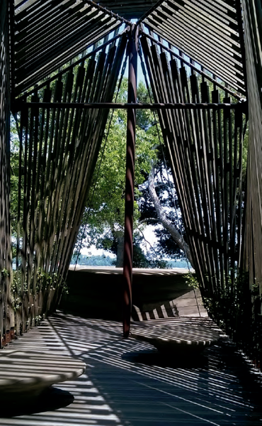 El altar de la capilla de Norman Foster con el paisaje como telón de fondo.