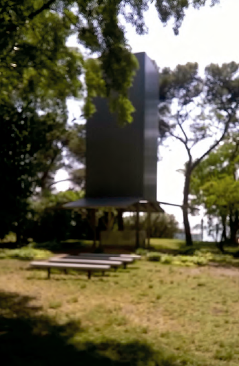 La capilla de Sean Godsell es unparalelepípedo alto de acero, que se eleva del suelo